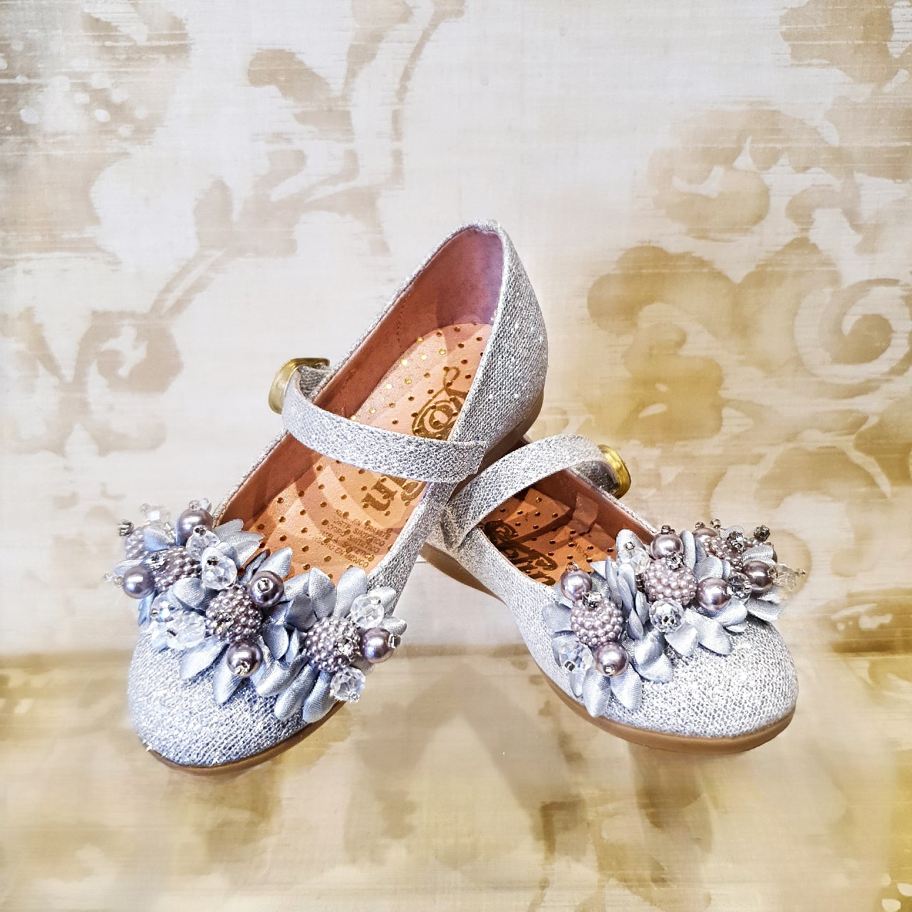 Zapatos de Niña Plata con Flores Fiesta - Almudena Boutique - Ropa para  mujer, Vestidos cortos, de noche y para novias
