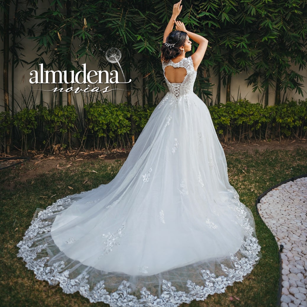 https://www.almudenaboutique.com/wp-content/uploads/2023/07/vestido-de-novia-encaje-princesa-1.jpg